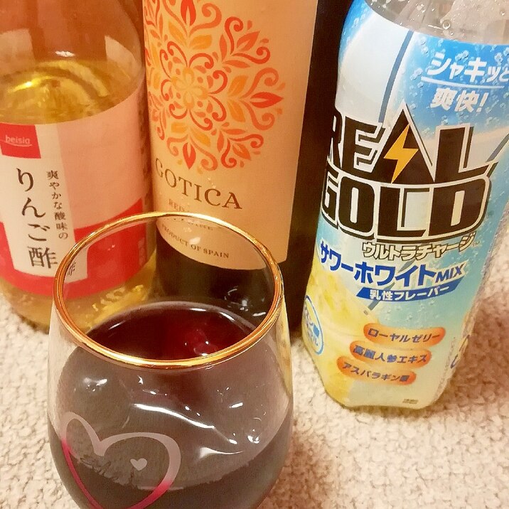 リアルゴールドと赤ワインとりんご酢のお酒